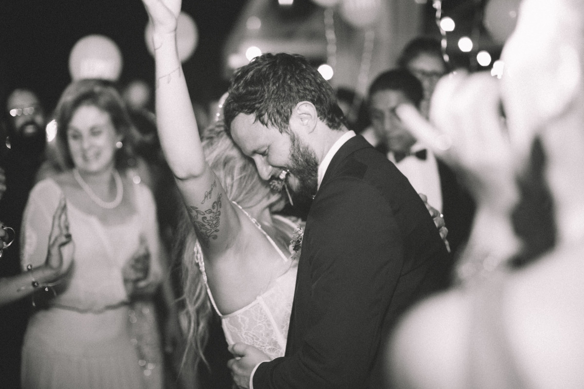 Noivos dançando em sua recepção de casamento no Villa Giardini em Brasília-DF