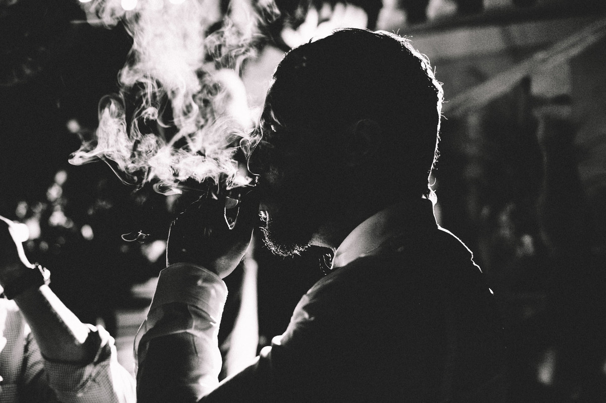 Noivo fumando charuto em seu casamento no Villa Giardini em Brasília-DF