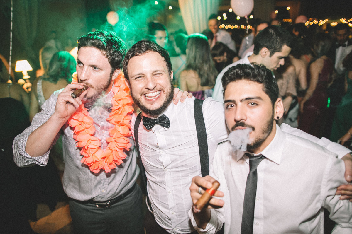 Noivo fumando charuto com seus convidados em seu casamento no Villa Giardini em Brasília-DF