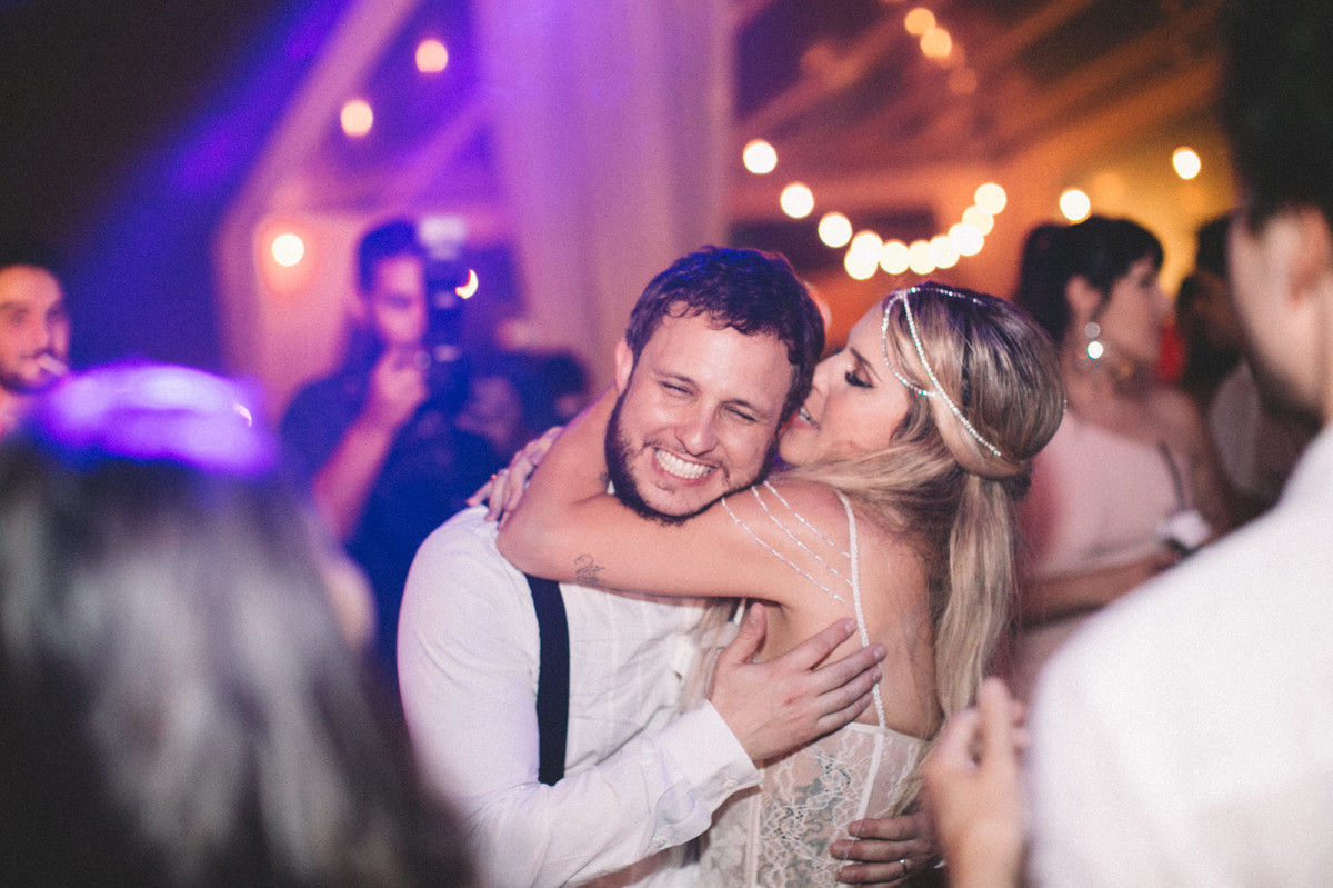 Noiva beijando noivo em recepção de casamento no Villa Giardini em Brasília-DF