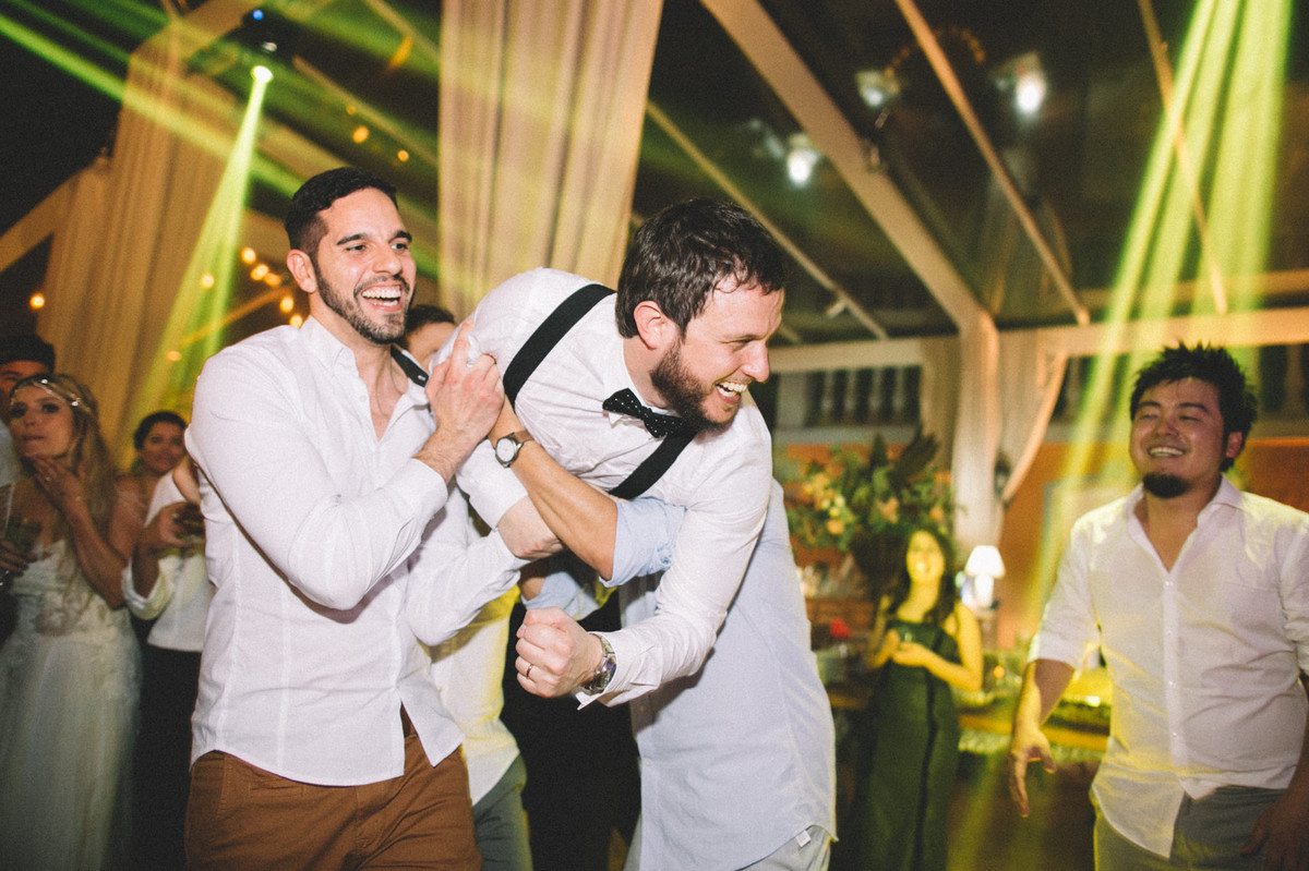 Noivo se divertindo com seus convidados em seu casamento no Villa Giardini em Brasília-DF