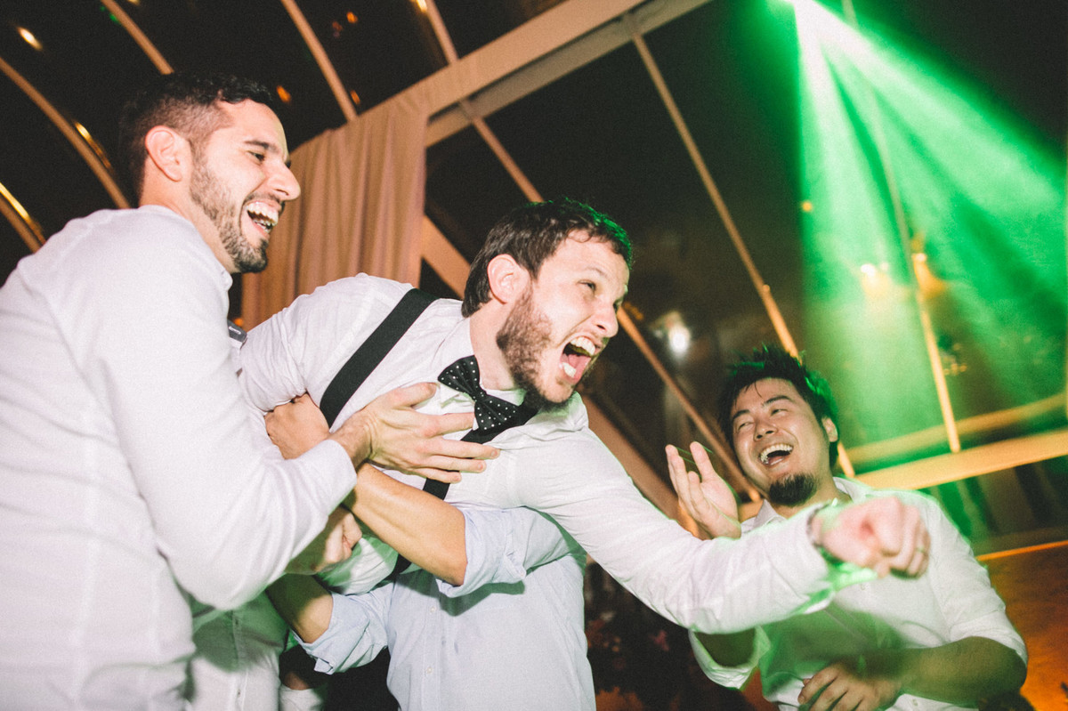 Noivo se divertindo com seus convidados em seu casamento no Villa Giardini em Brasília-DF
