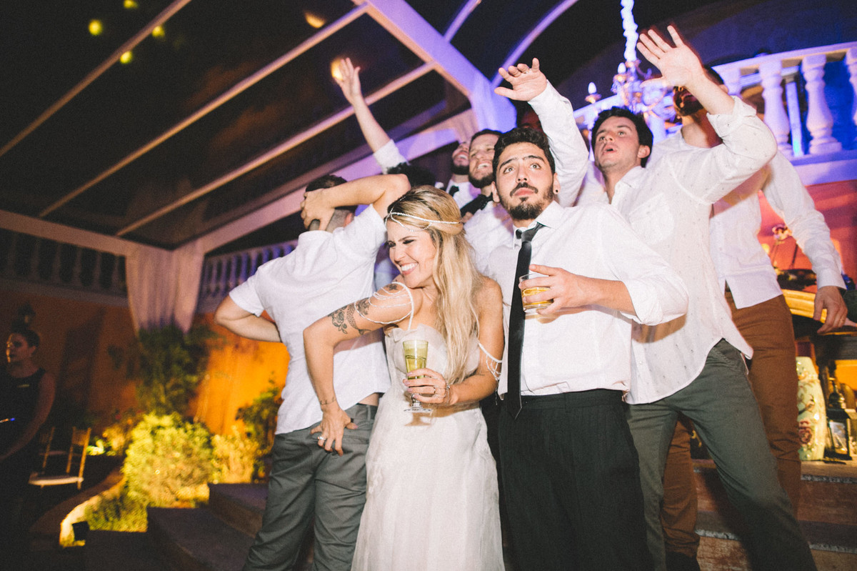 Noiva se divertindo com seus convidados em recepção de casamento no Villa Giardini em Brasília-DF