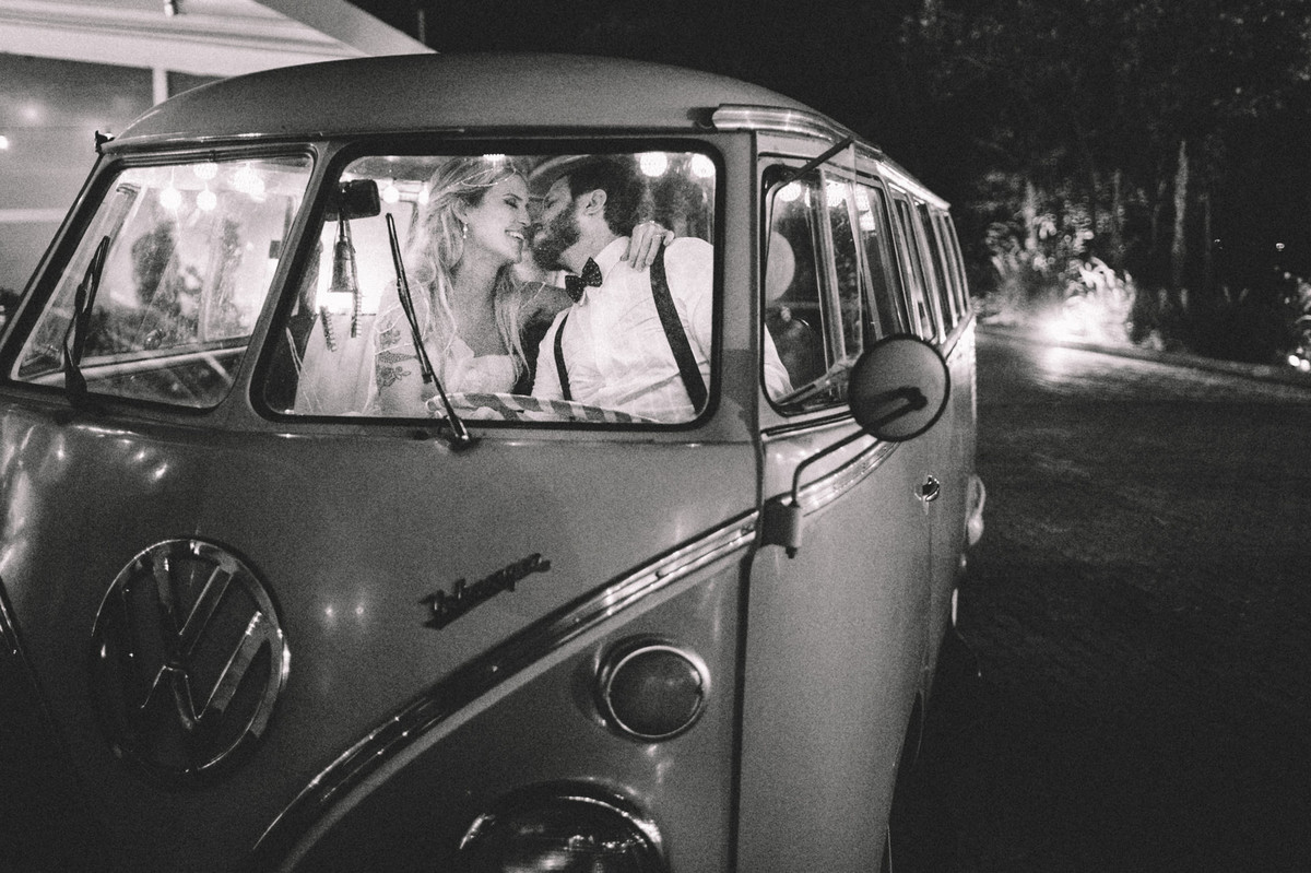 Noivos de amando dentro de Kombi em casamento no Villa Giardini em Brasília-DF