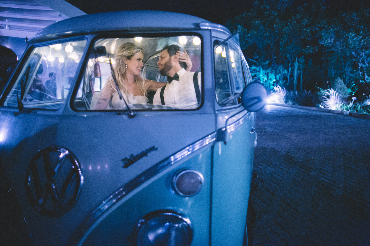 Noivos de amando dentro de Kombi em casamento no Villa Giardini em Brasília-DF