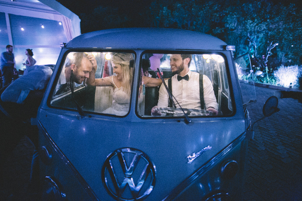 Noivos de amando dentro de Kombi em casamento no Villa Giardini em Brasília-DF
