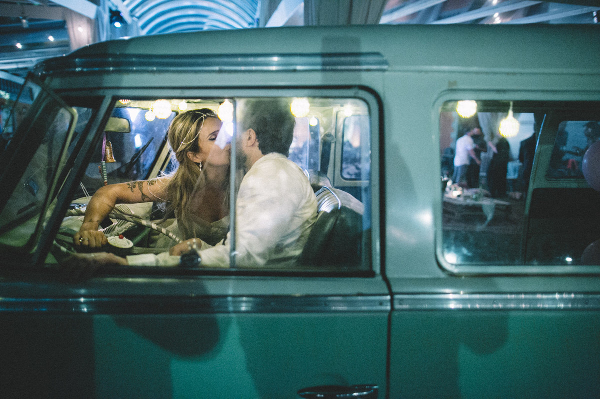 Noivos de amando dentro de Kombi em casamento no Villa Giardini em Brasília-DF