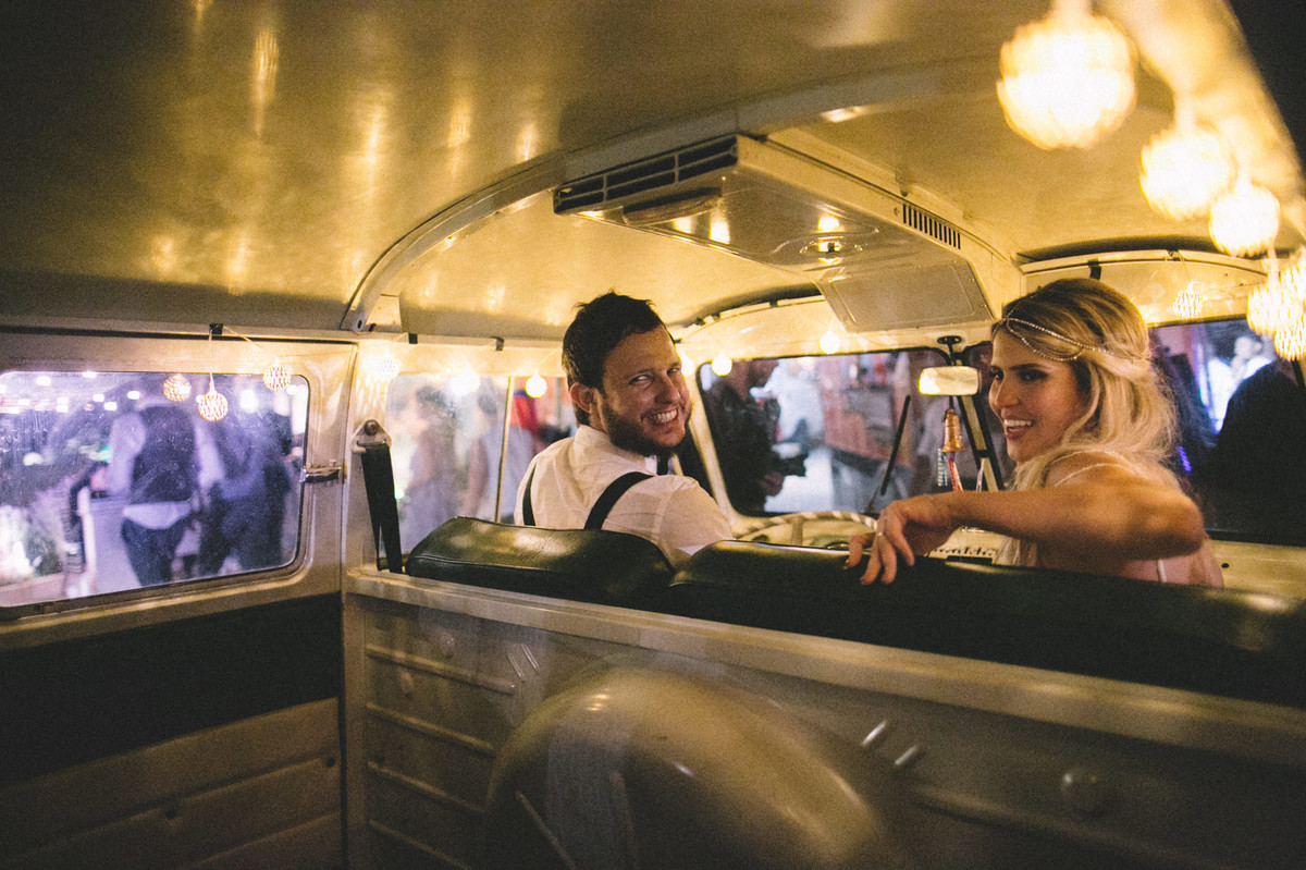 Noivos de amando dentro de Kombi em casamento no Villa Giardini em Brasília-DF