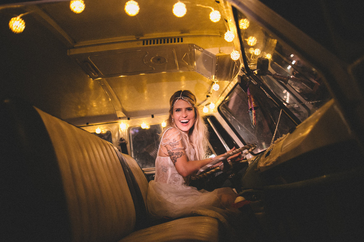 Noiva dentro de Kombi em casamento no Villa Giardini em Brasília-DF