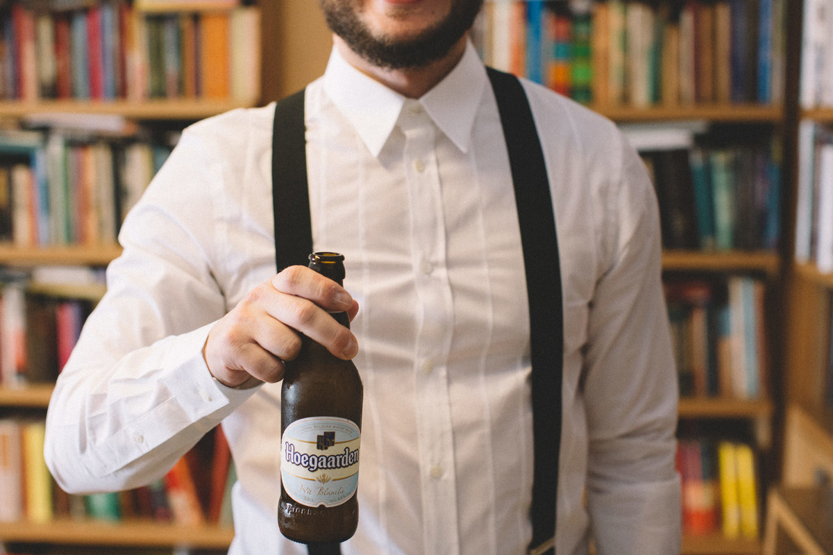 Noivo tomando cerveja belga em seu making of.