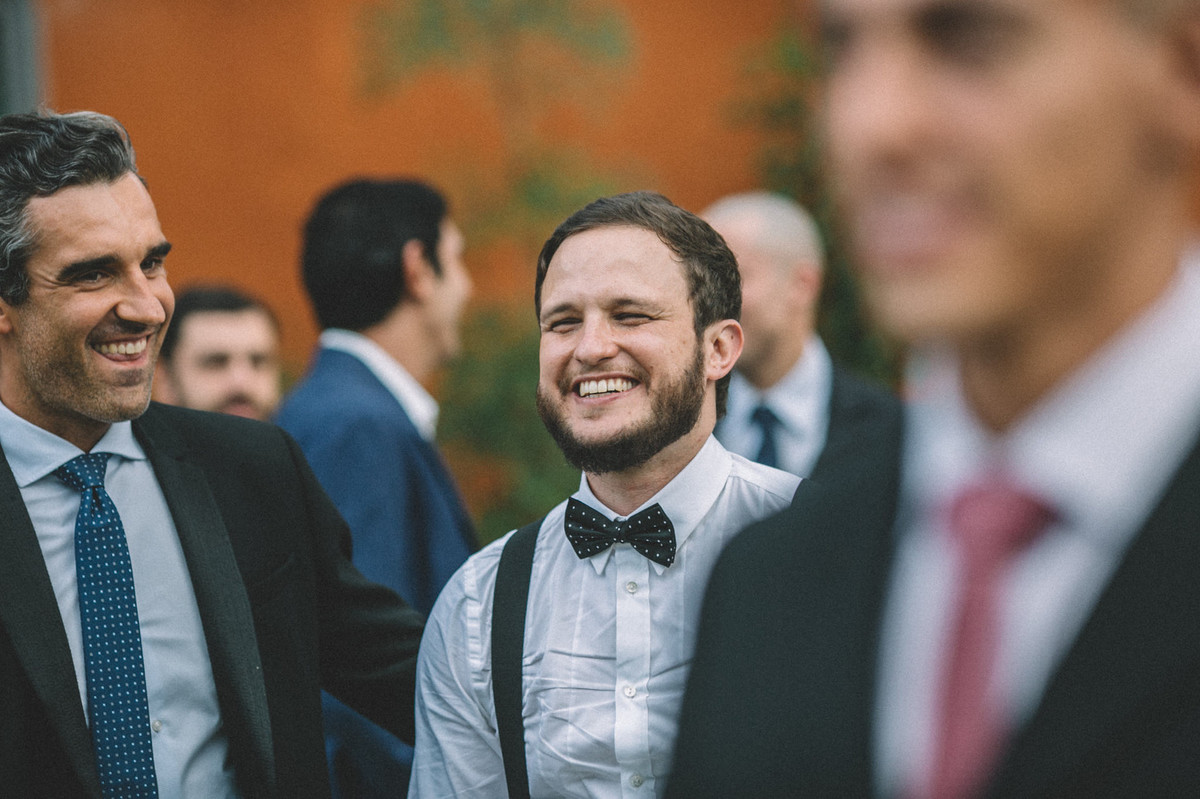 Noivo sorrindo em seu casamento no Villa Giardini em Brasília-DF