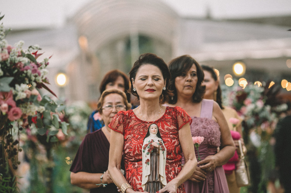 Senhoras entrando em casamento com santa no Villa Giardini em Brasília-DF