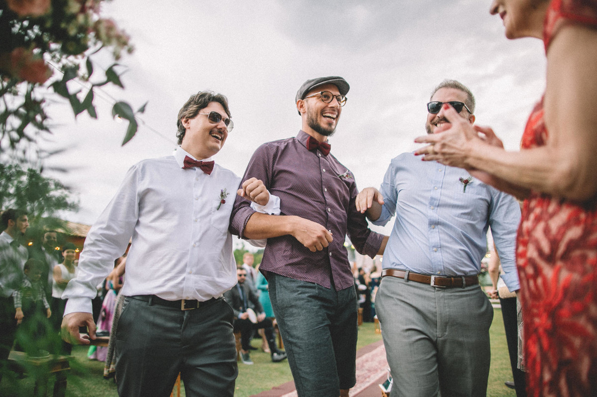 Padrinhos entrando no casamento no Villa Giardini em Brasília-DF
