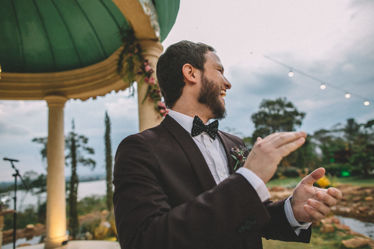Noivo batendo palmas enquanto vê sua noiva entrar no casamento no Villa Giardini em Brasília-DF