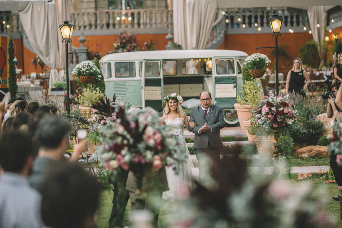 Noiva entrando com seu pai em seu casamento no Villa Giardini em Brasília-DF