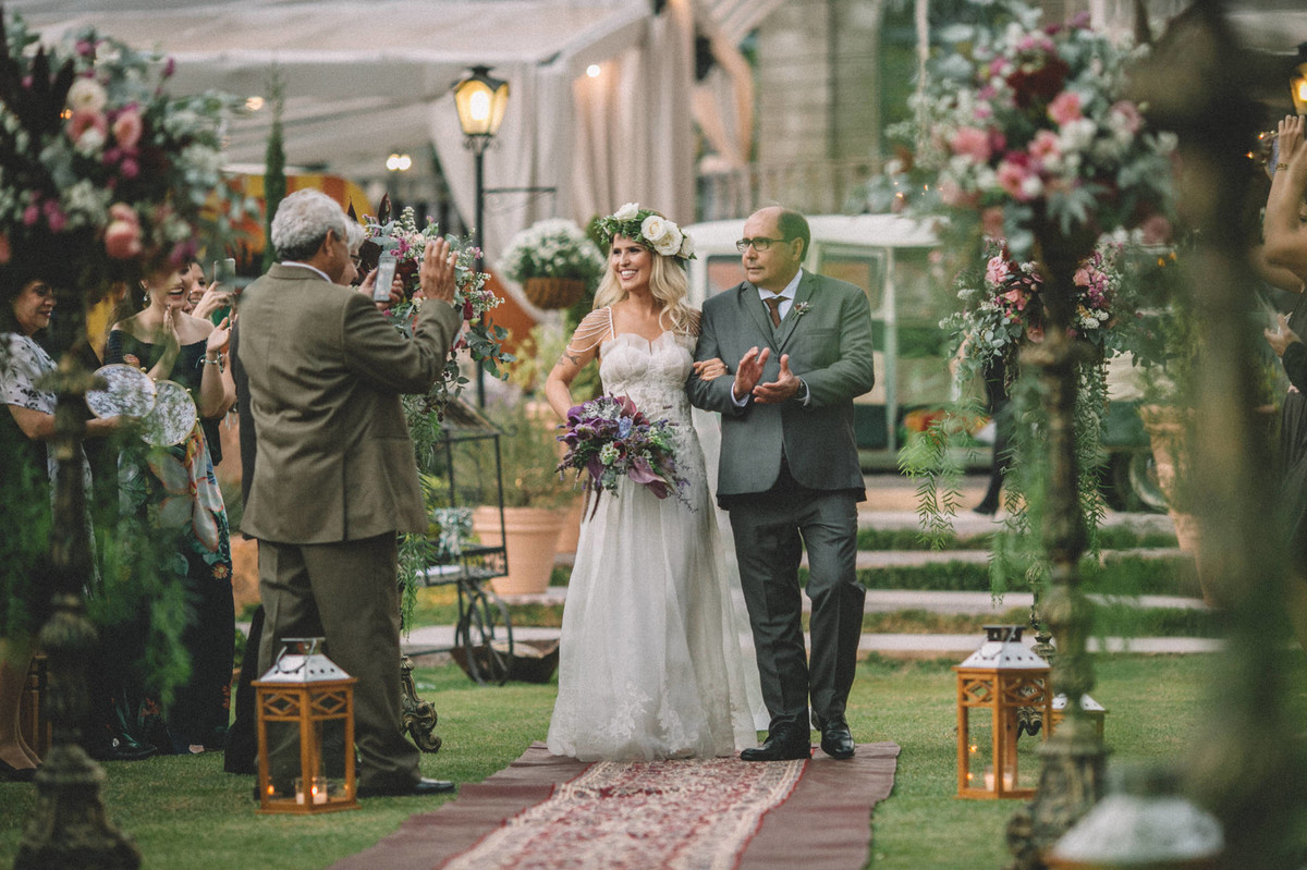 Noiva entrando com seu pai em seu casamento no Villa Giardini em Brasília-DF