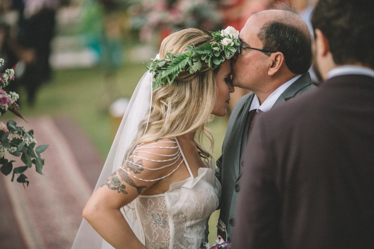 Pai da noiva beijando a filha em seu casamento no Villa Giardini em Brasília-DF