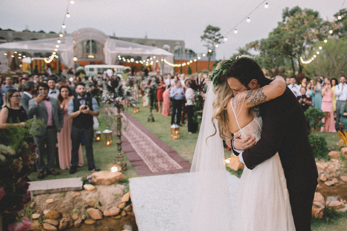 Noivos se abraçando em seu casamento no Villa Giardini em Brasília-DF