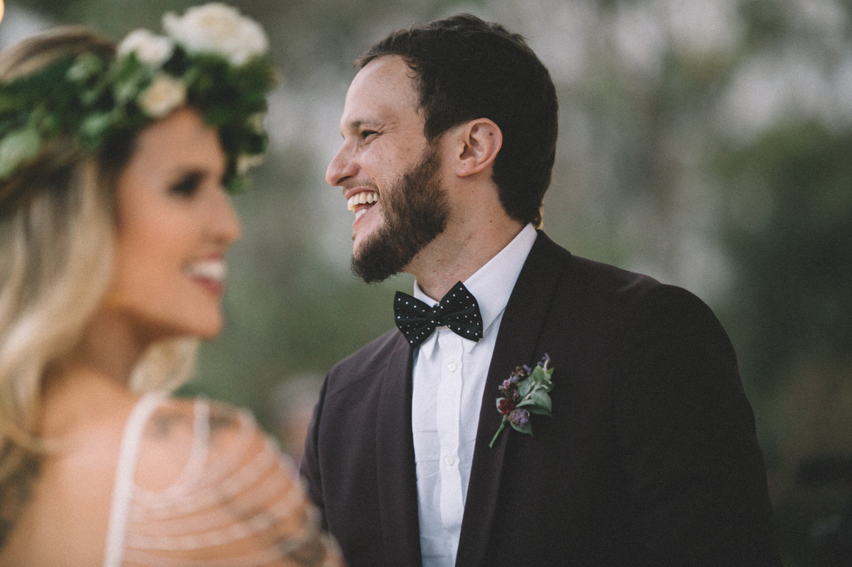 Noivos rindo felizes em seu casamento no Villa Giardini em Brasília-DF