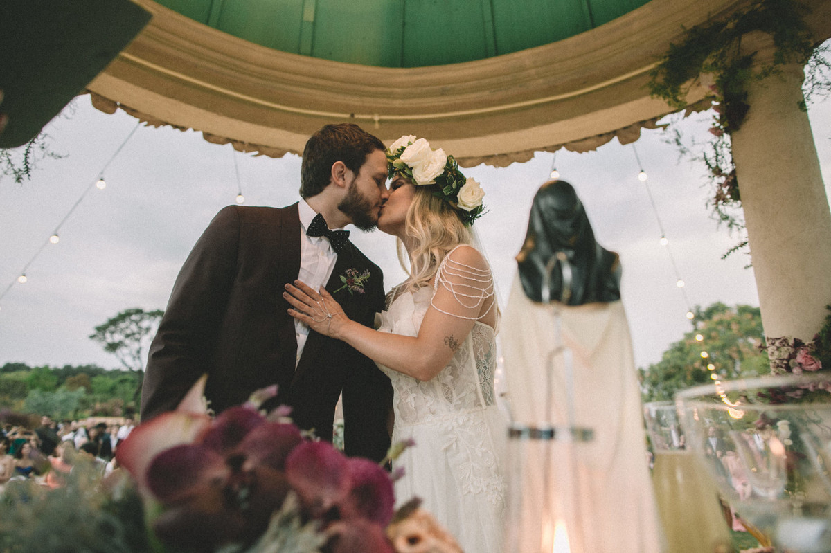 Noivos se beijando em seu casamento no Villa Giardini em Brasília-DF