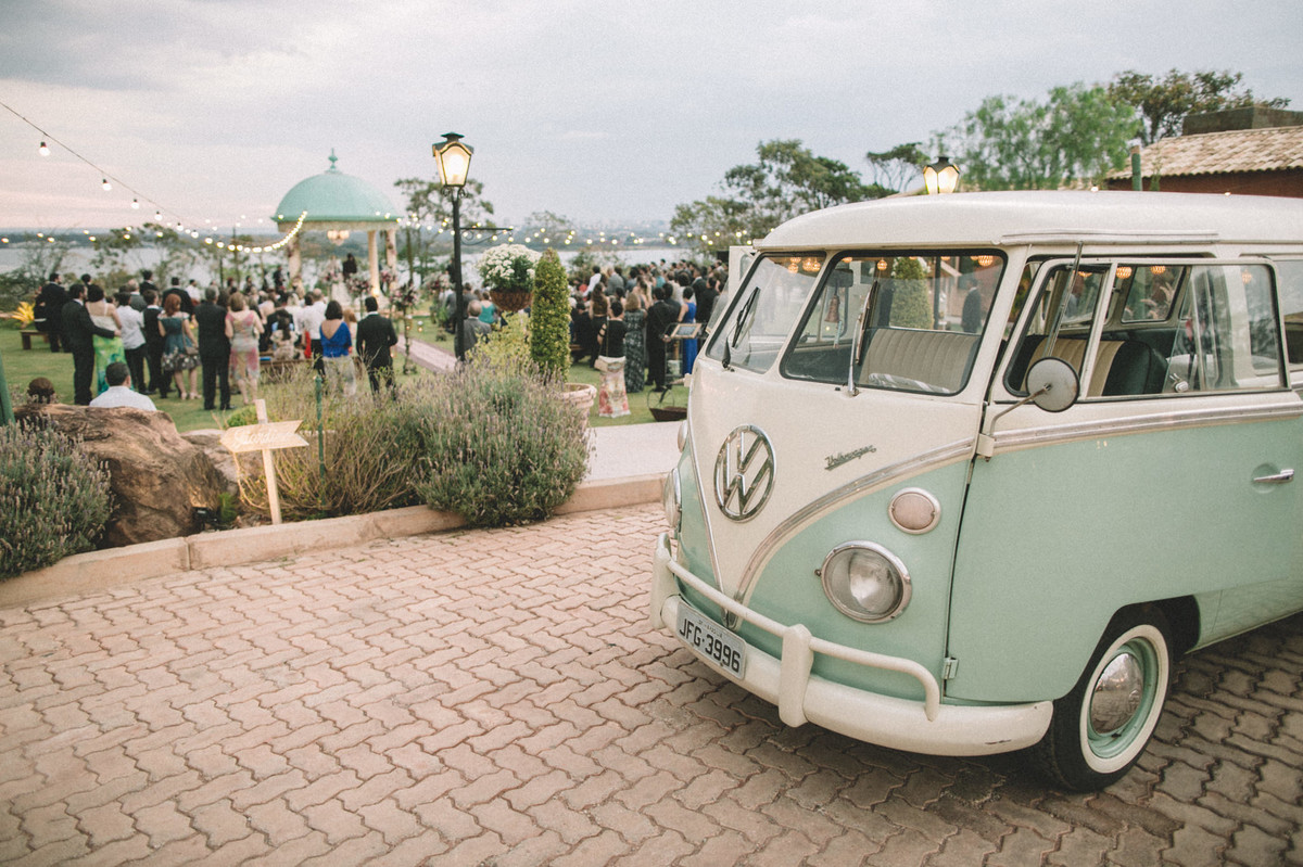 Kombi verde vintage em casamento no Villa Giardini em Brasília-DF