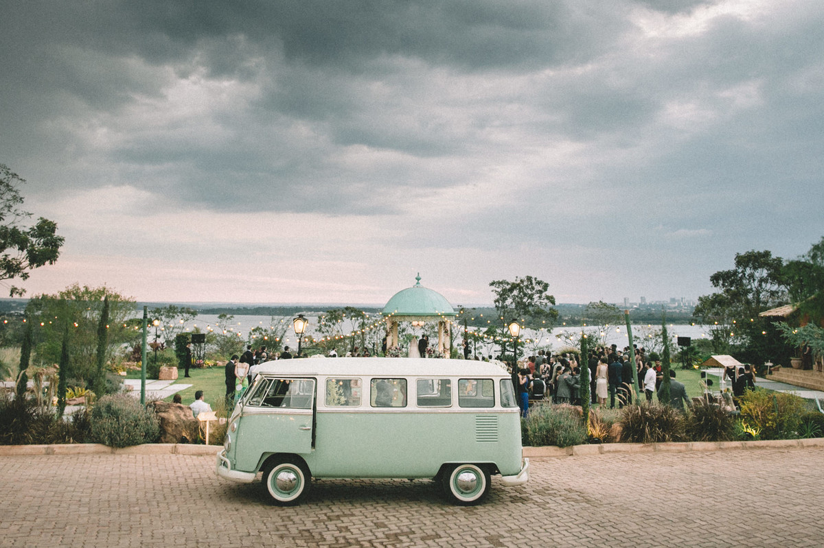 Kombi verde em casamento no Villa Giardini em Brasília-DF