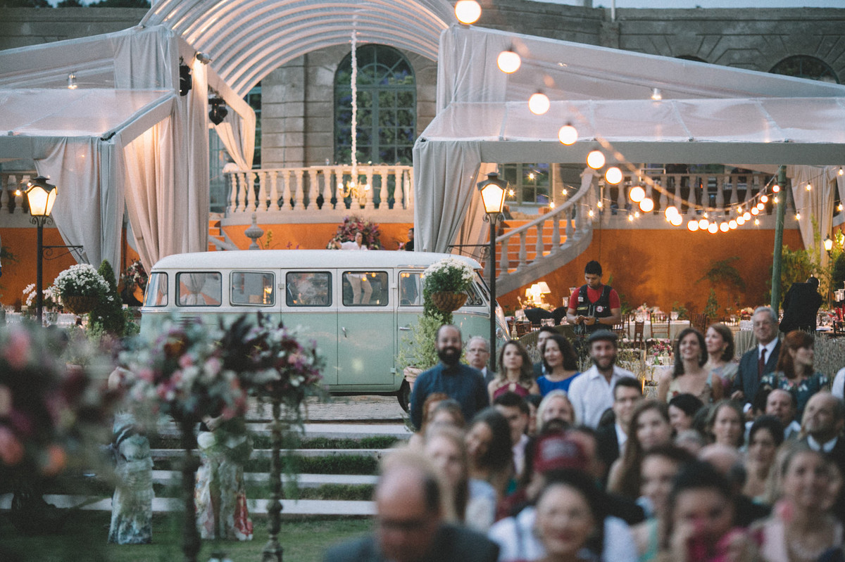 Kombi verde parada em casamento celta no Villa Giardini em Brasília-DF