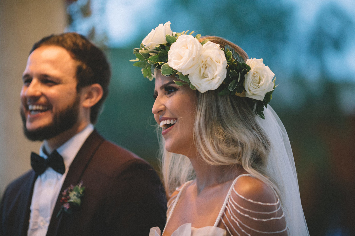 Noiva rindo em seu casamento no Villa Giardini em Brasília-DF