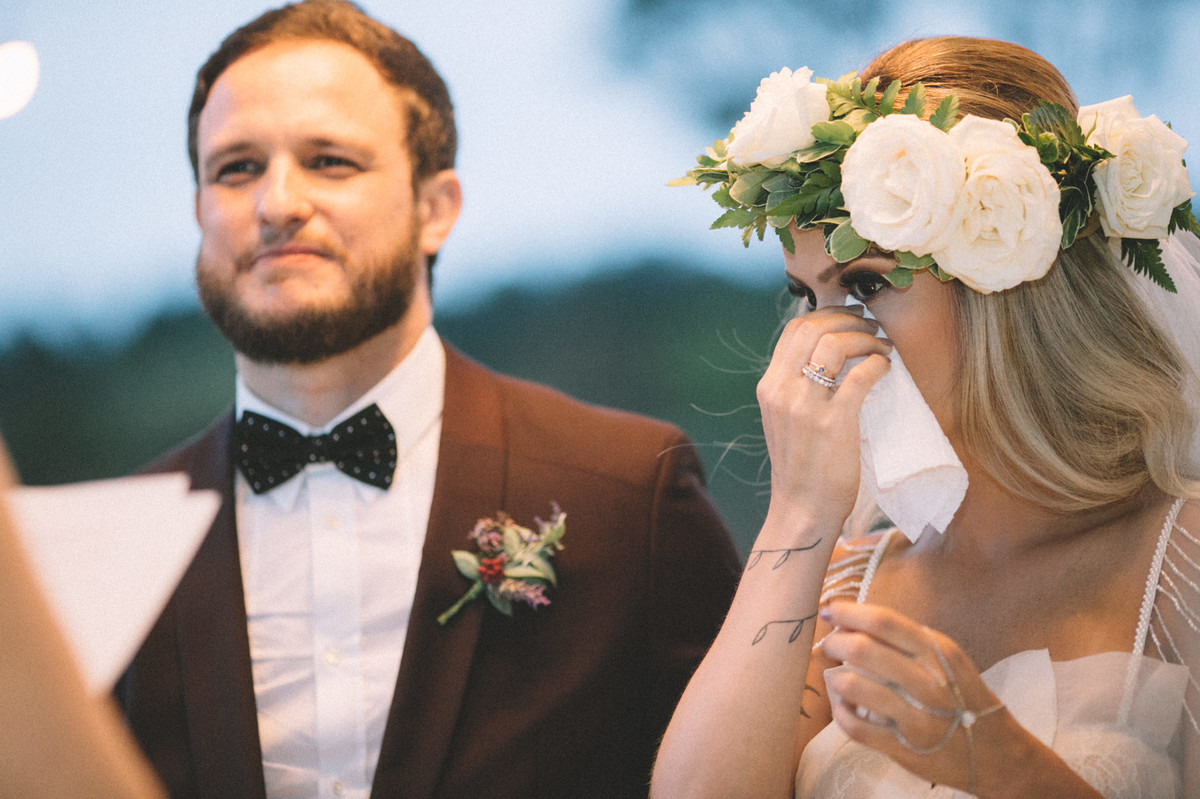 Noiva chorando em seu casamento no Villa Giardini em Brasília-DF