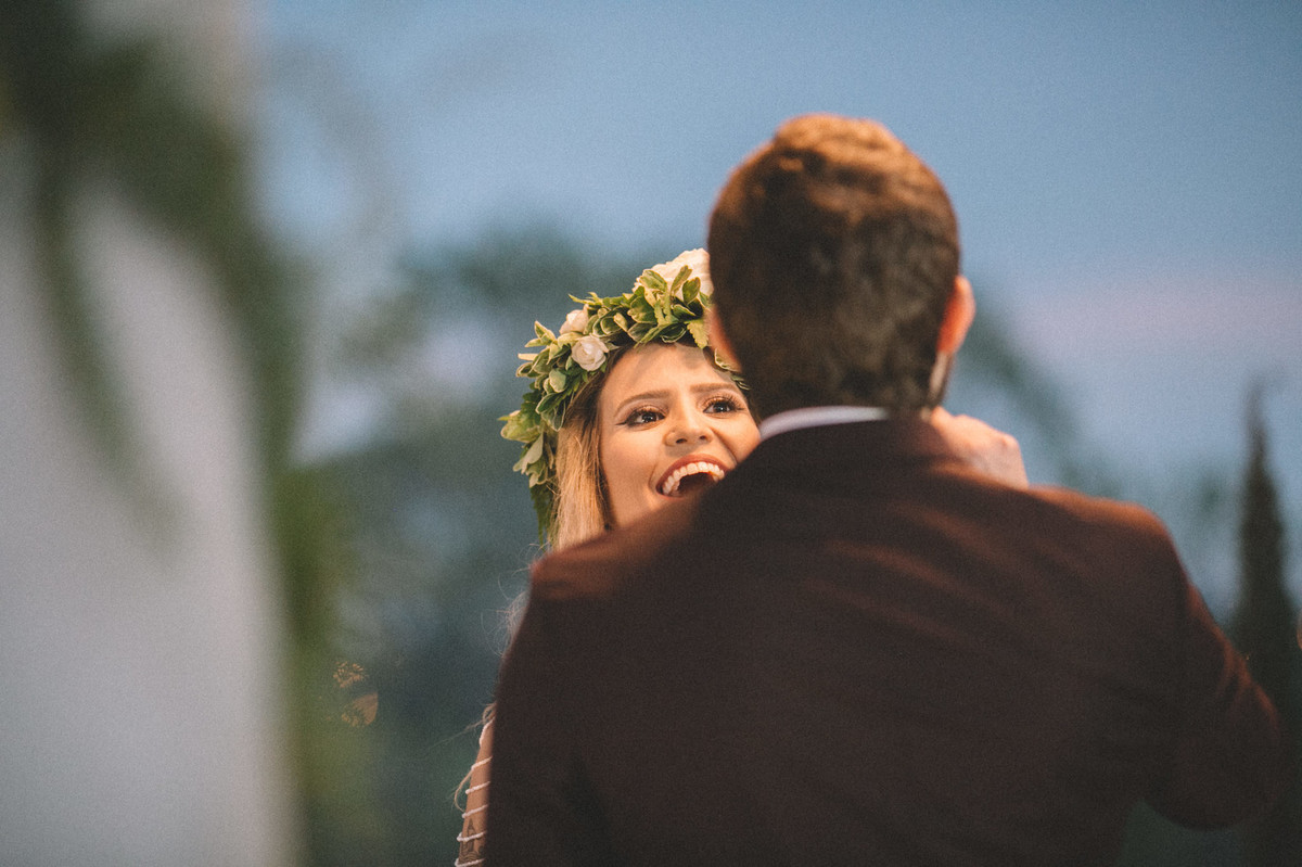 Noiva gargalhando em seu casamento celta no Villa Giardini em Brasília-DF