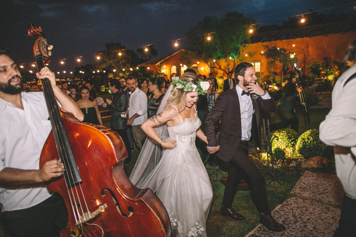 Noivos saindo do casamento no Villa Giardini em Brasília-DF