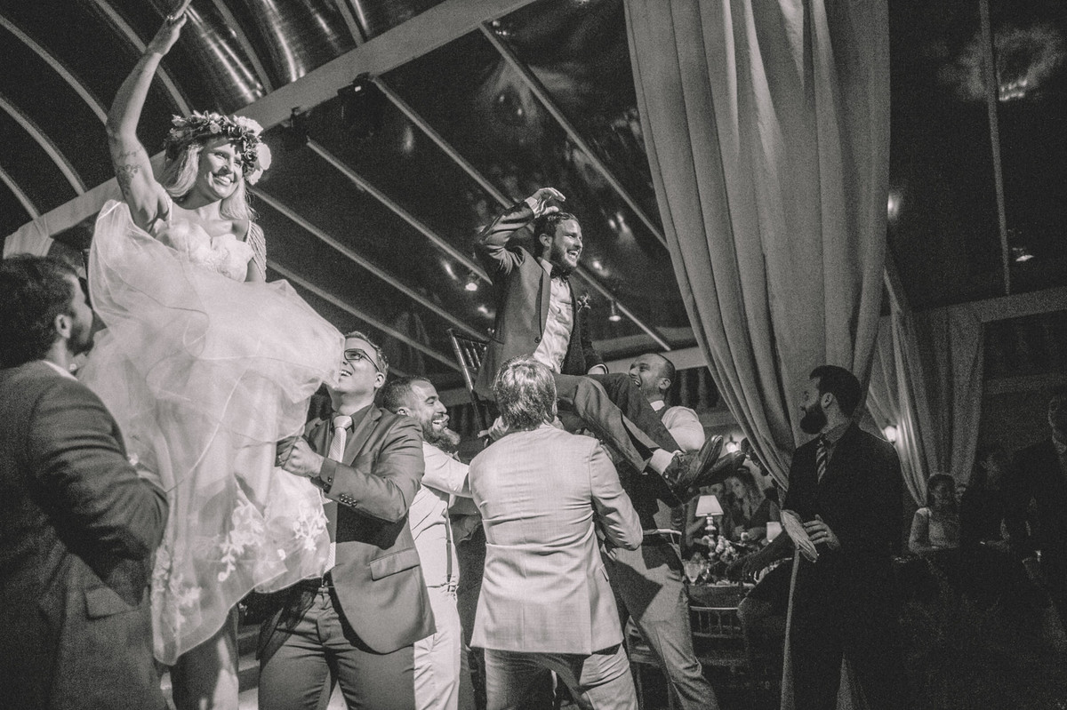 Noivos sendo erguidos em seu sua recepção de casamento no Villa Giardini em Brasília-DF