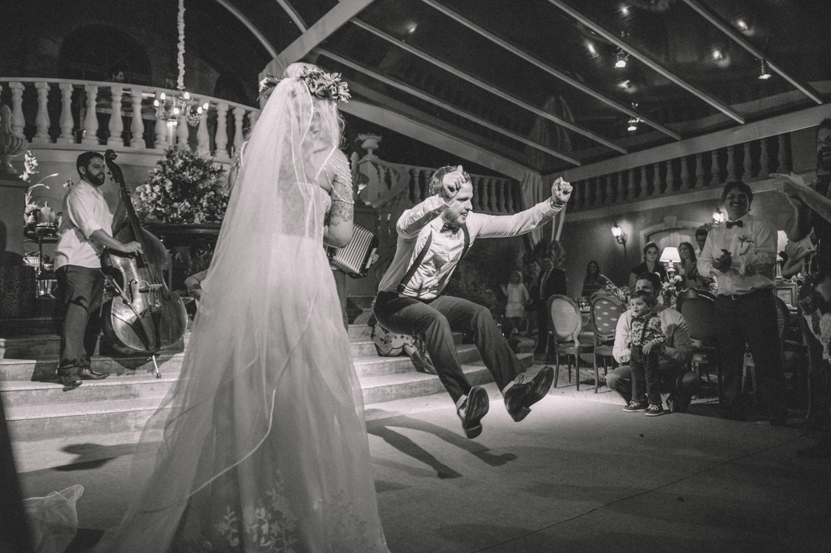 Noivo flutuando em sua recepção de casamento no Villa Giardini em Brasília-DF