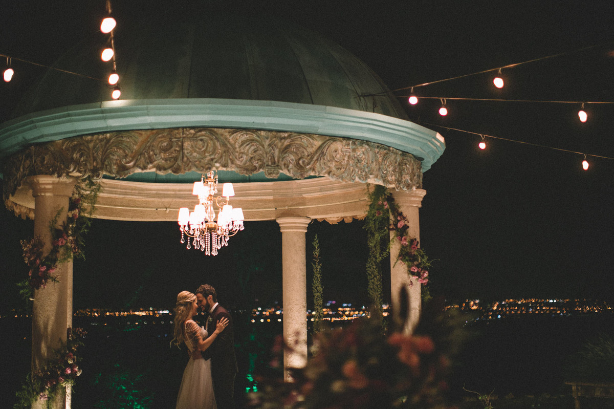 Noivos se amando em gazebo no Villa Giardini em Brasília-DF