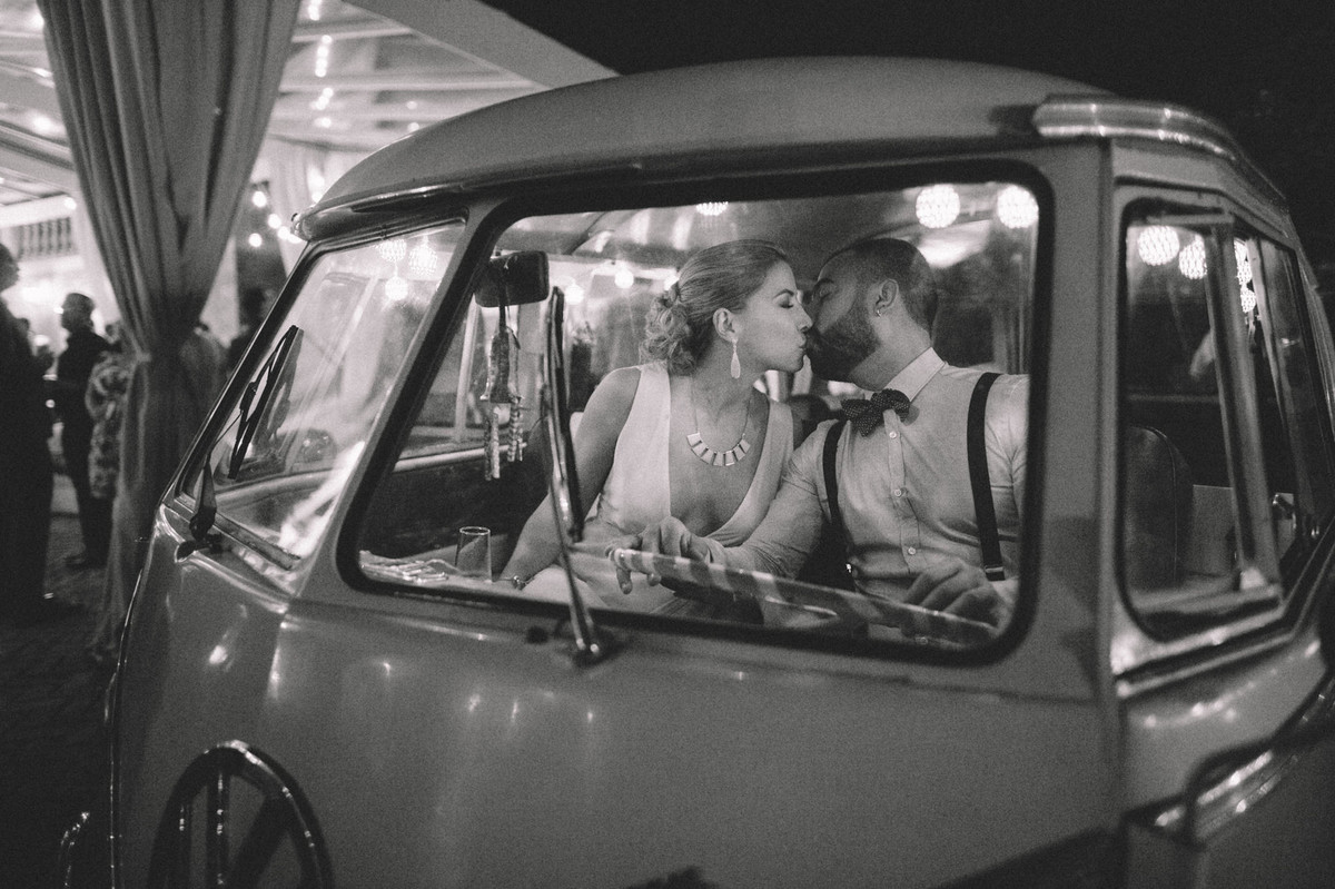 Casal apaixonado se beijando dentro de kombi em casamento no Villa Giardini em Brasília-DF