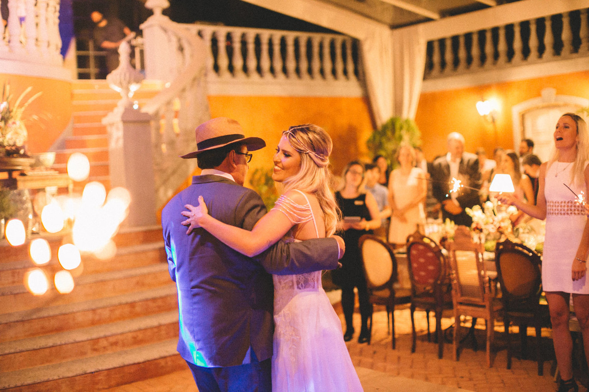 Noiva dançando com seu pai em seu casamento no Villa Giardini em Brasília-DF