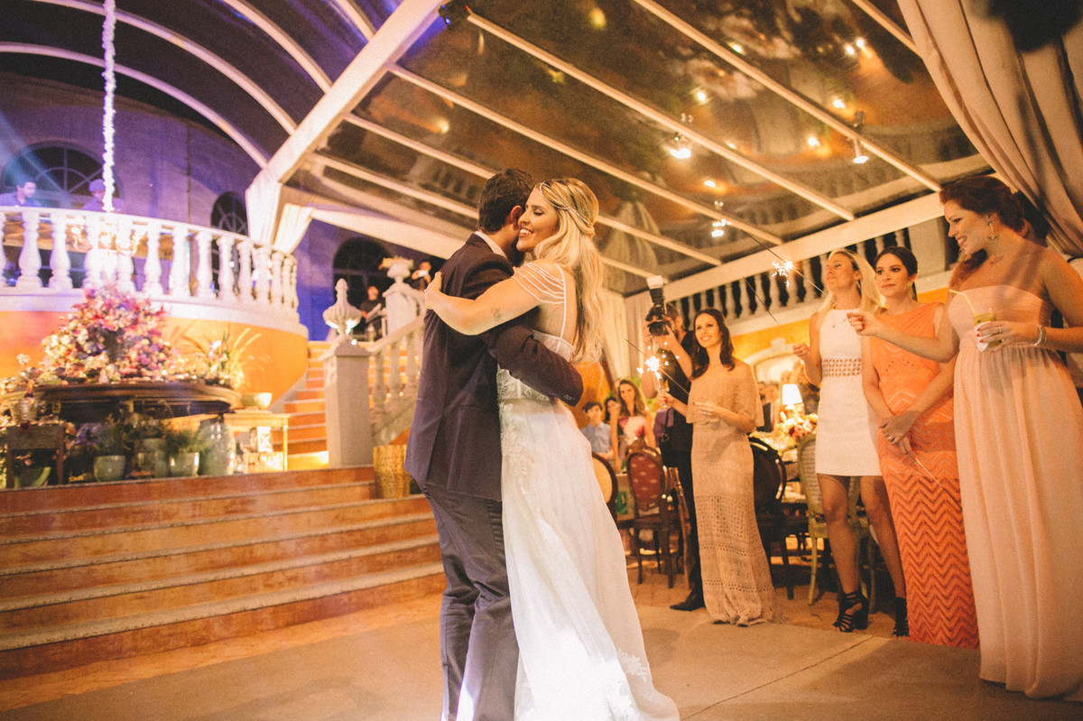 Noivos dançando juntos em casamento no Villa Giardini em Brasília-DF com sparklers ao fundo