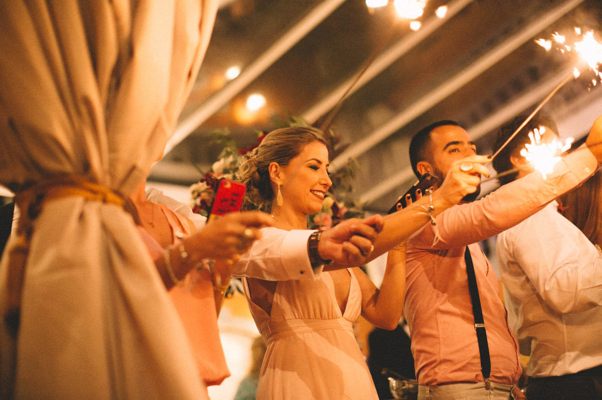 Convidados com sparklers em casamento no Villa Giardini em Brasília-DF