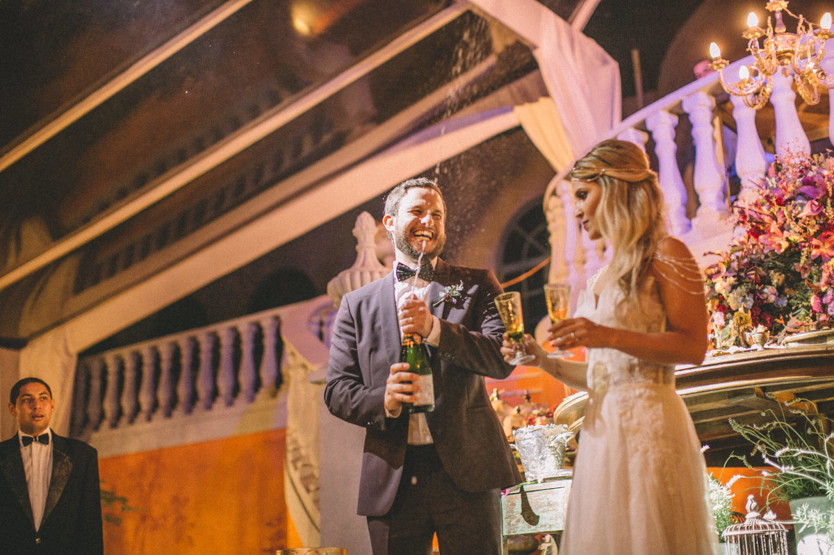 Noivo estourando champagne em seu casamento no Villa Giardini em Brasília-DF