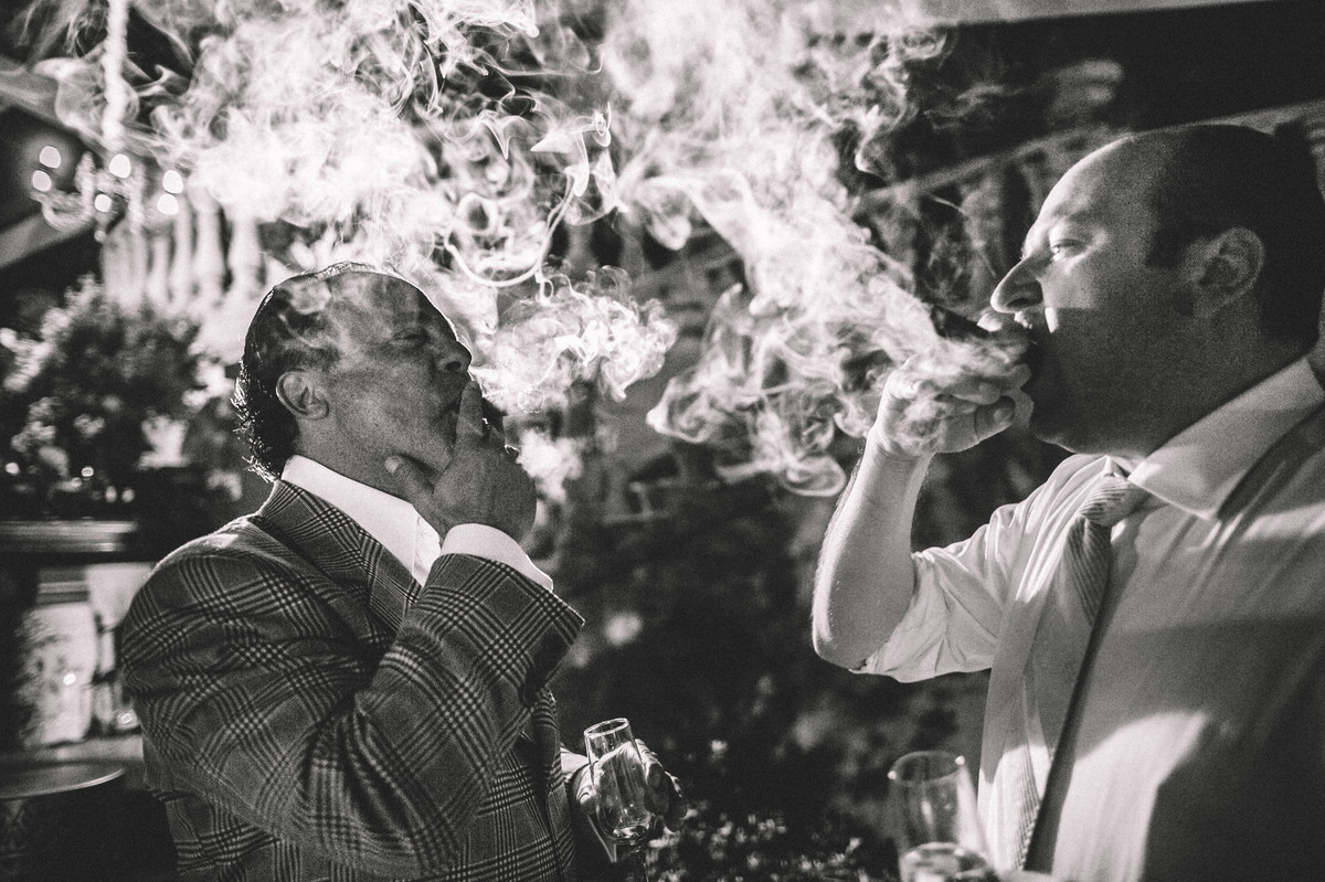 Padrinhos fumando charuto em casamento no Villa Giardini em Brasília-DF