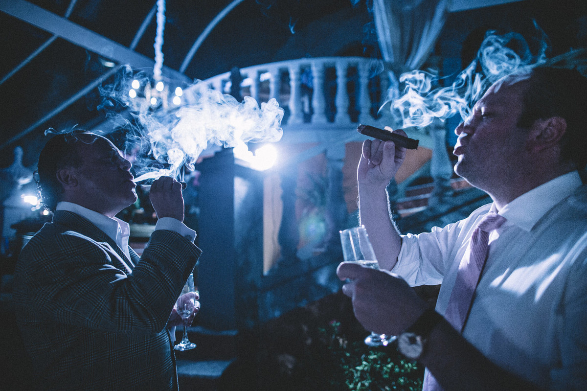 Padrinhos fumando charuto em casamento no Villa Giardini em Brasília-DF