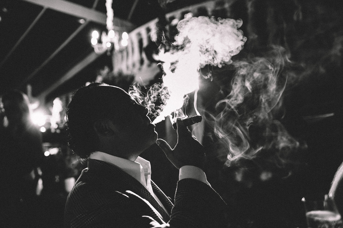 Rapaz fumando charuto em casamento no Villa Giardini em Brasília-DF