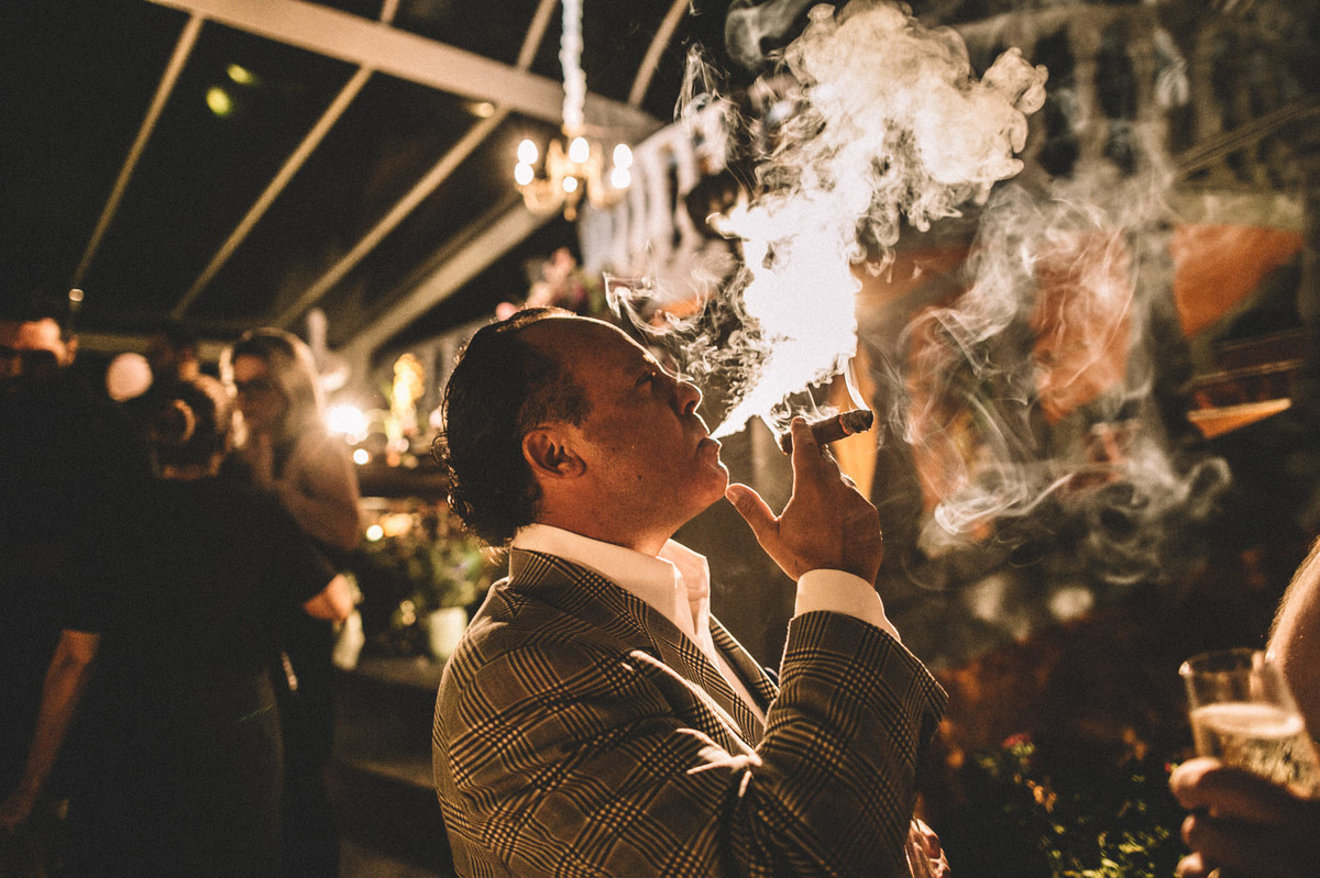 Rapaz fumando charuto em casamento no Villa Giardini em Brasília-DF