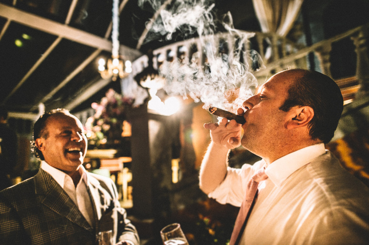 Rapaz fumando charuto em casamento no Villa Giardini em Brasília-DF