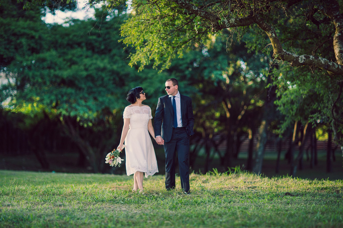 Casal andando juntos pelo bosque. Foto feita pelo fotógrafo de casamentos Rafael Ohana em Brasilia.