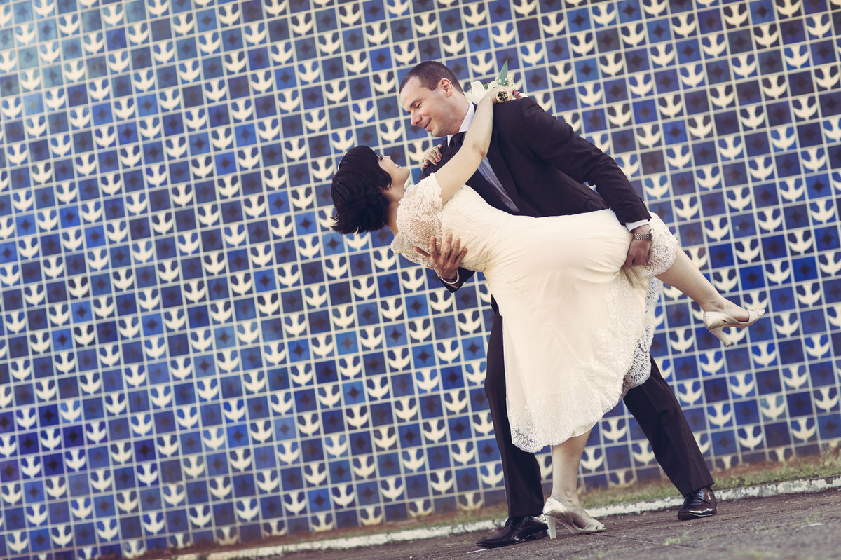 Casal vintage posando com azulejos Athos Bulcão na igrejinha da 307 sul em Brasilia. Fotografia pelo fotógrafo de casamento Rafael Ohana