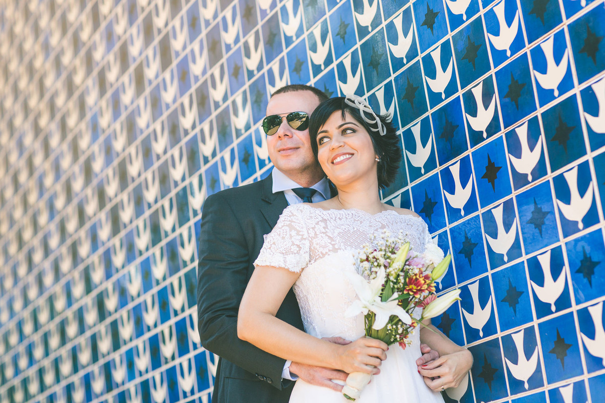 Casal vintage posando com azulejos Athos Bulcão na igrejinha da 307 sul em Brasilia. Fotografia pelo fotógrafo de casamento Rafael Ohana