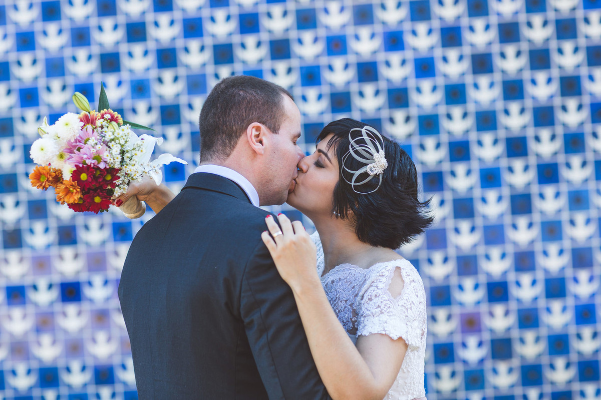 Casal vintage posando com azulejos Athos Bulcão na igrejinha da 307 sul em Brasilia. Fotografia pelo fotógrafo de casamento Rafael Ohana