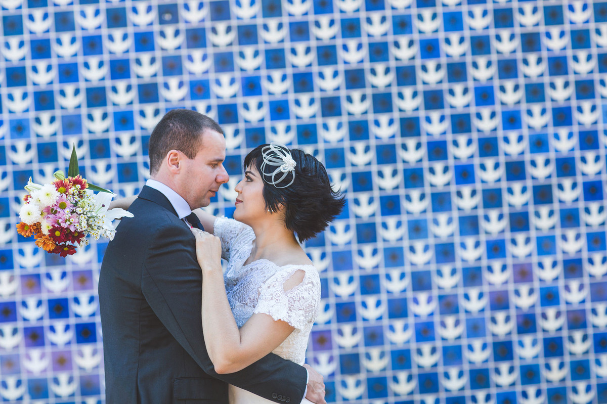 Casal vintage posando com azulejos Athos Bulcão na igrejinha da 307 sul em Brasilia. Fotografia pelo fotógrafo de casamento Rafael Ohana