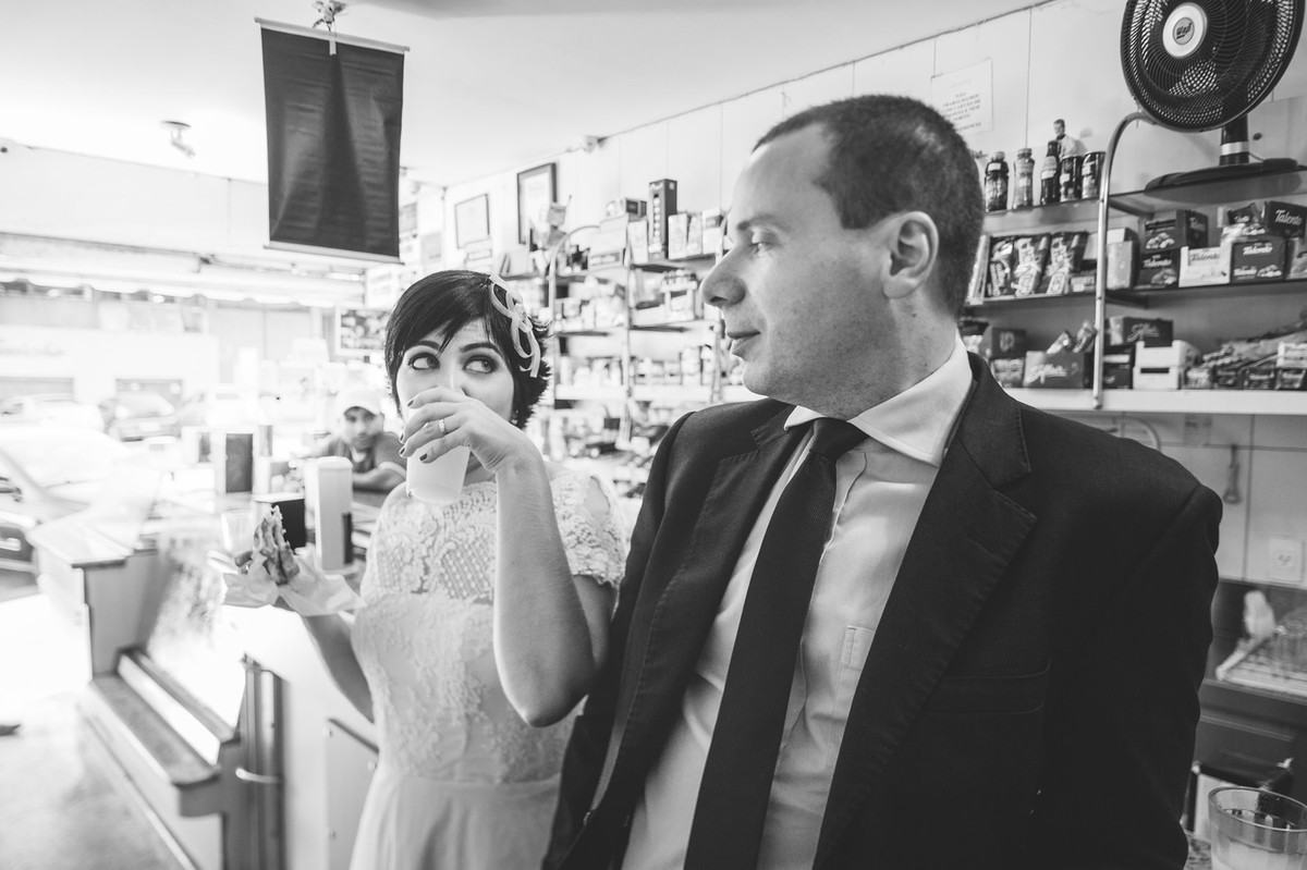 Casal vintage comendo na pizzaria Don Bosco em Brasilia. Fotografia pelo fotógrafo de casamento Rafael Ohana